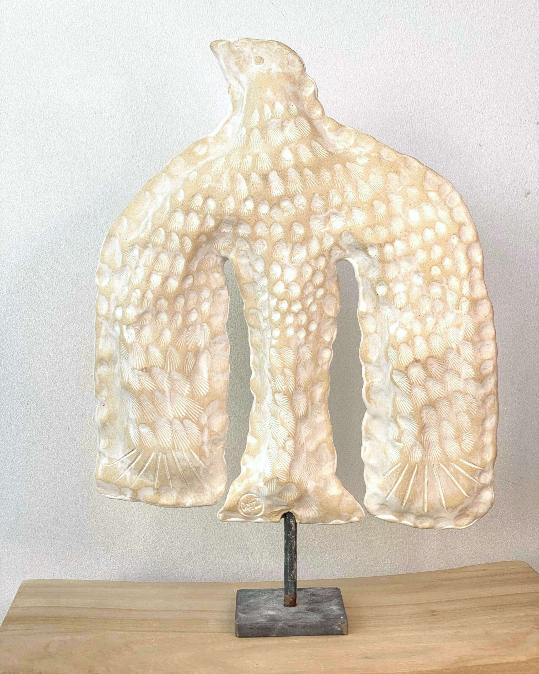 Sculpture en grès représentant un oiseau