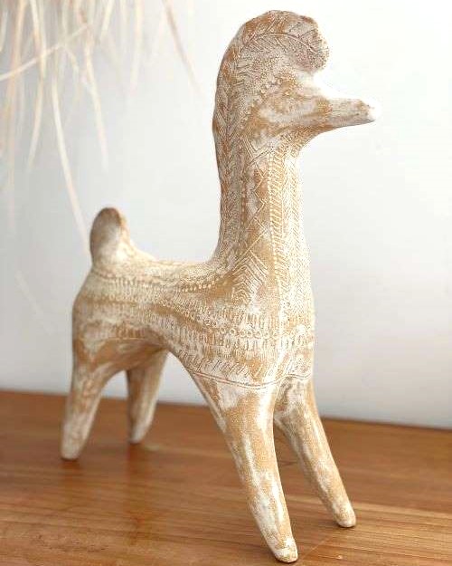 Sculpture en grès texturé représentant un cheval antique