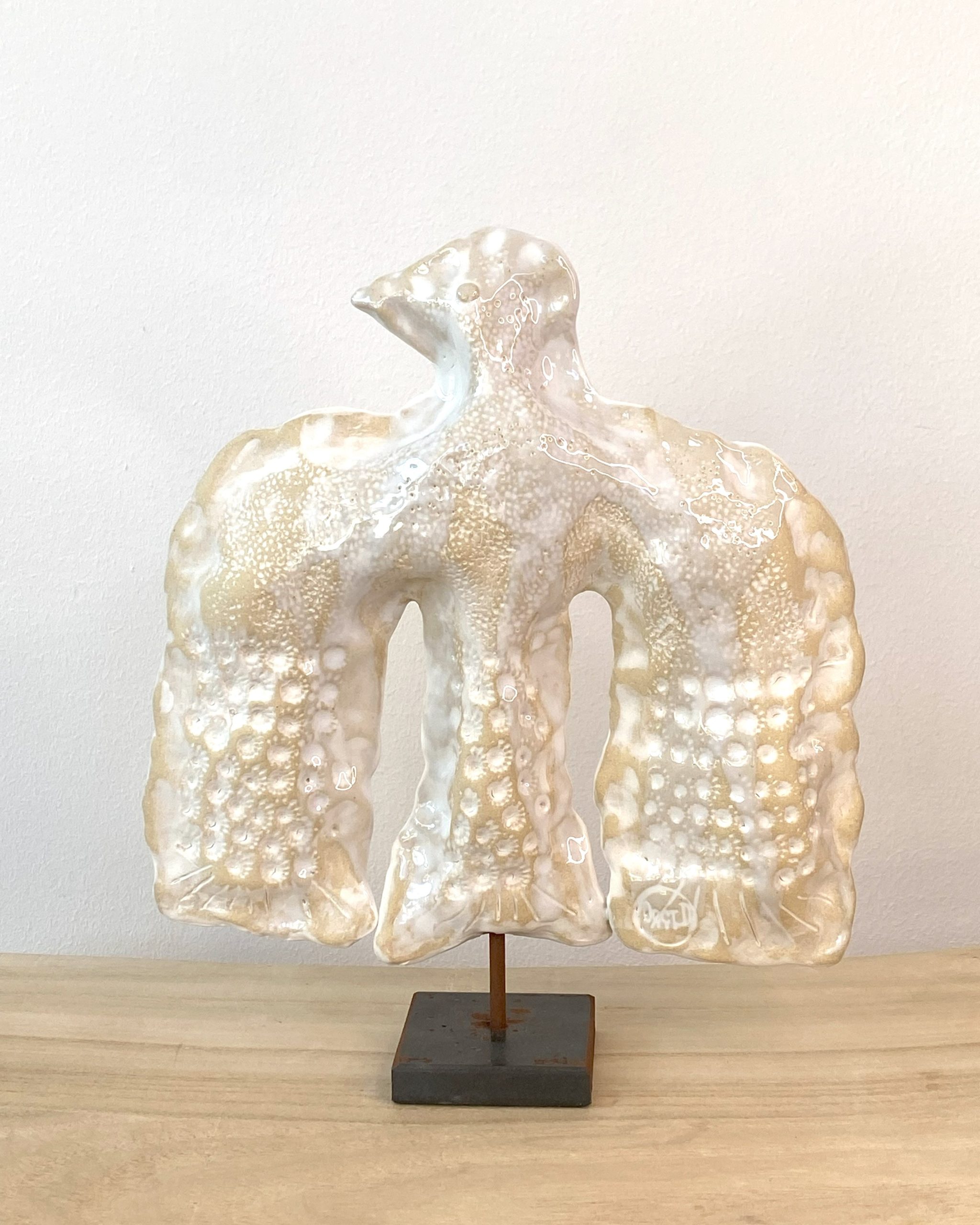 Sculpture en grès texturé représentant un oiseau